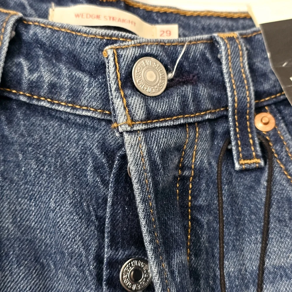 NWT Levi's Premium Wedgie Straight Jean Size 29 Blue Medium Wash - Picture 4 of 7